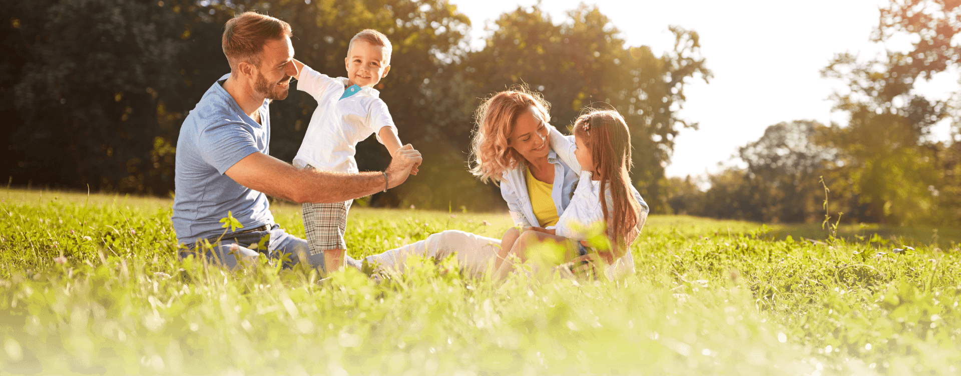 Jeune famille dans un pré