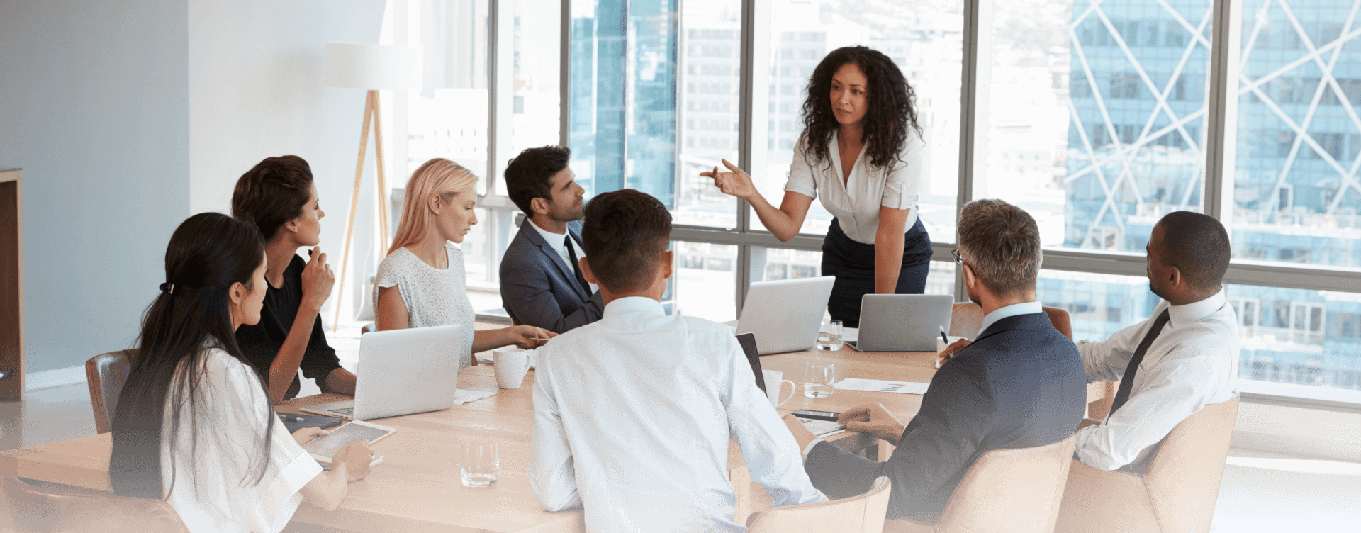 Une femme donnant une conférence autour d'une table